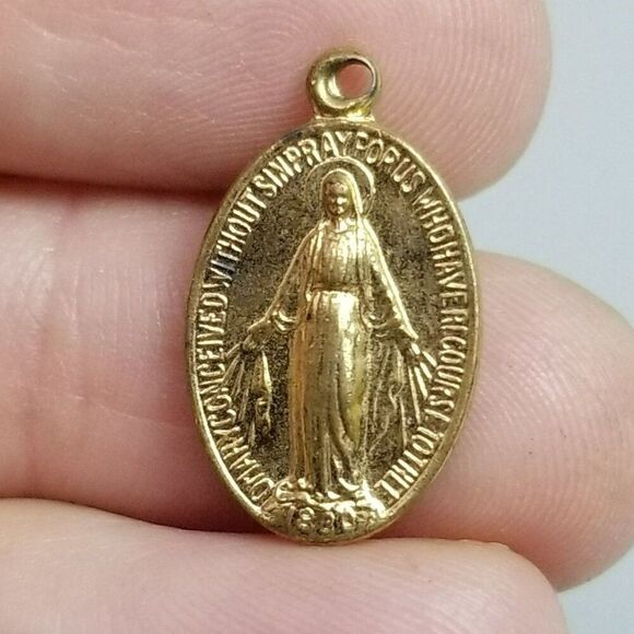 Vintage Mary Pray For Us Oval Gold Tone Pendant Charm Medallion, Estate - Picture 1 of 7